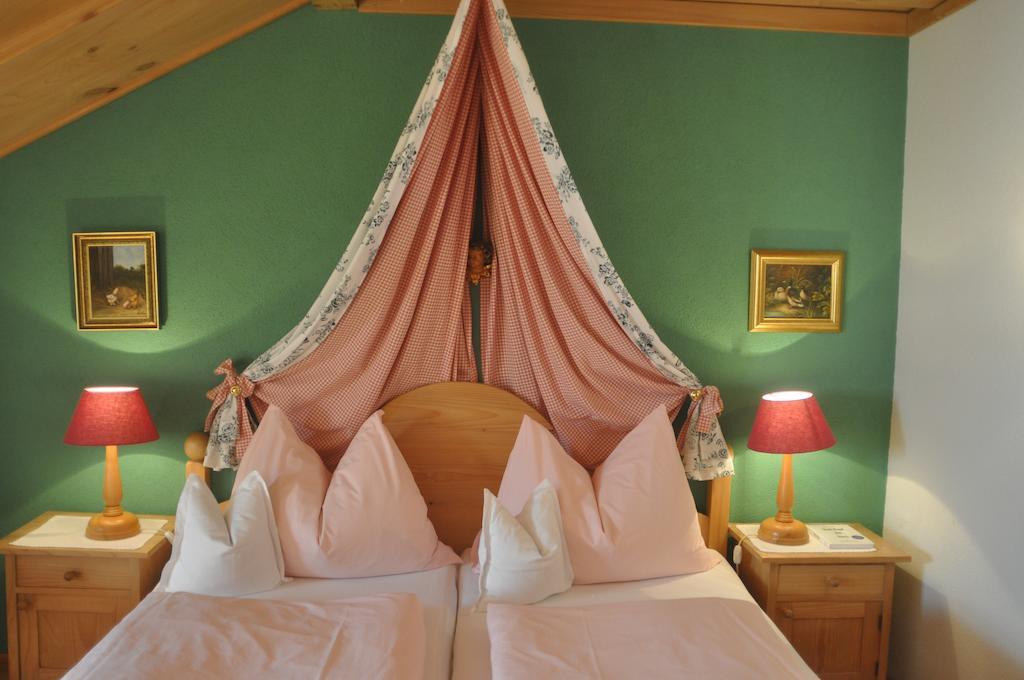 Romantikhotel Almtalhof Gruenau im Almtal Room photo