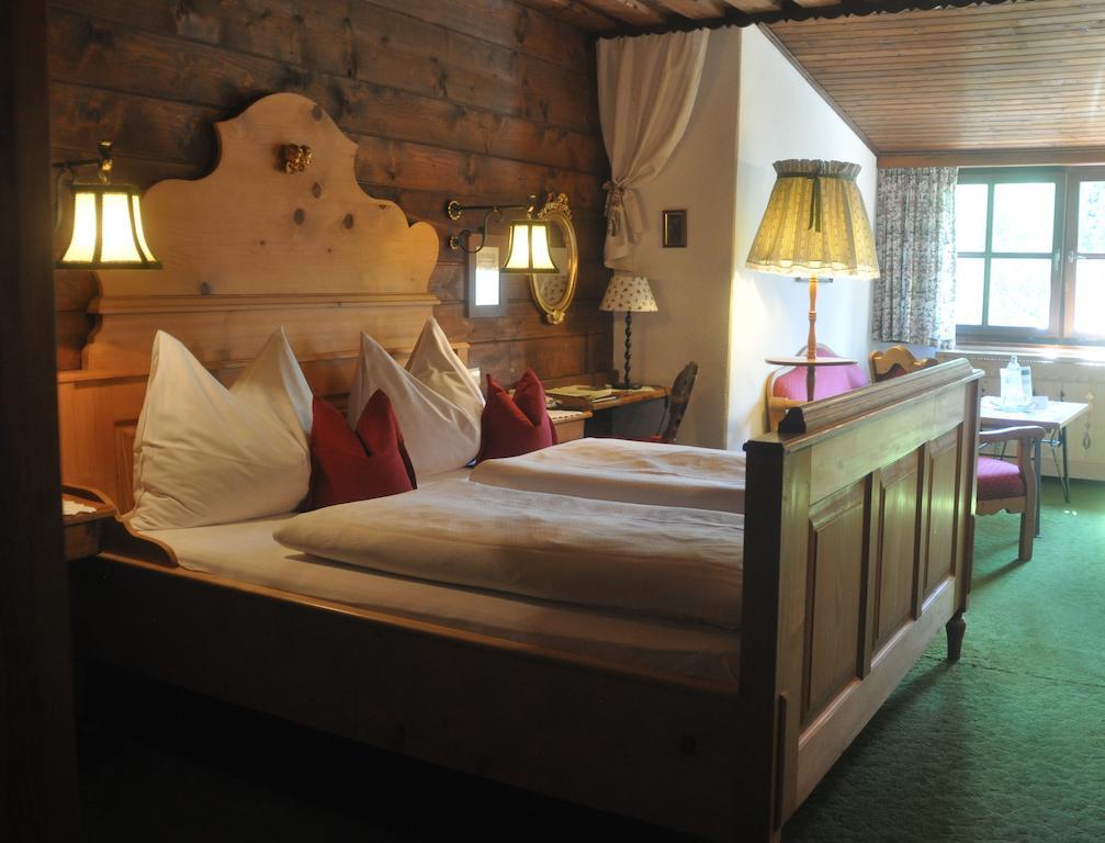 Romantikhotel Almtalhof Gruenau im Almtal Room photo